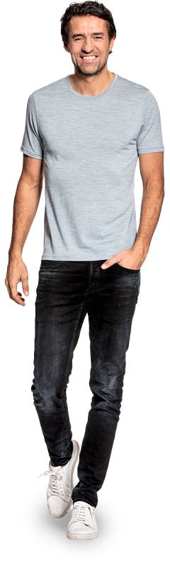 T-shirt voor mannen gemaakt van merinowol in het Lichtblauw
