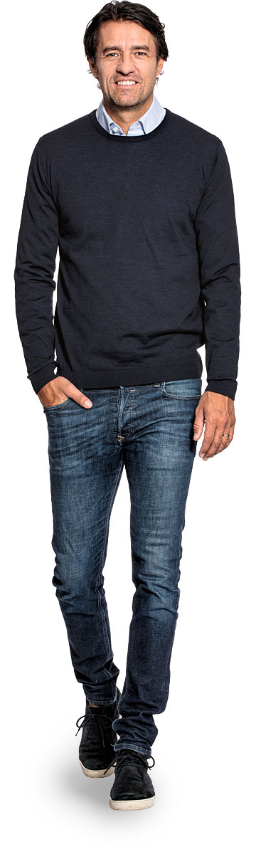 Crew neck sweater for men made of Merino wool in Dark blue