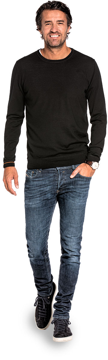 Crew neck pullover for men made of Merino wool in Black