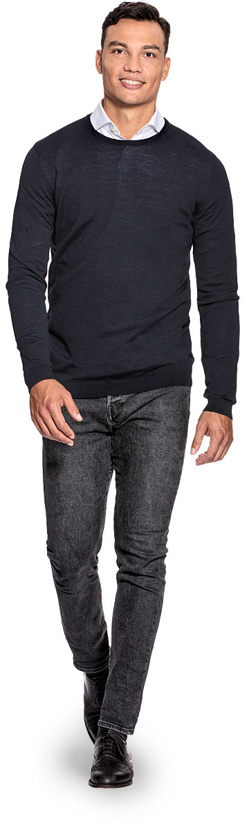 Extra long crew neck sweater for men made of Merino wool in Dark blue