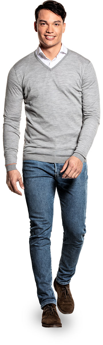 Extra langer Pullover mit V-Ausschnitt für Herren aus Merinowolle in Grau