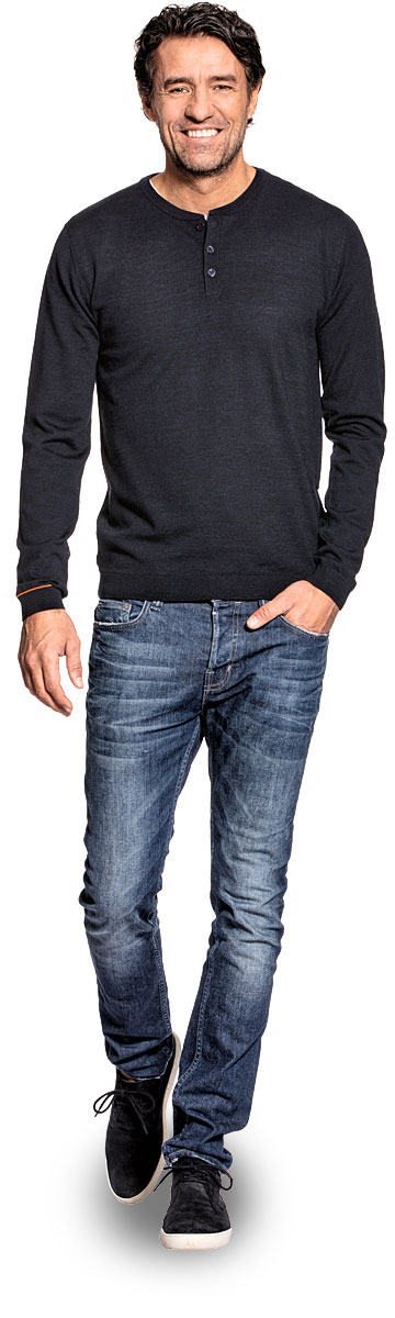 Henley long sleeve for men made of Merino wool in Dark blue