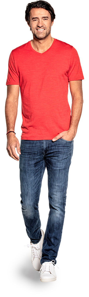 T-shirt met V hals voor mannen gemaakt van merinowol in het Oranje