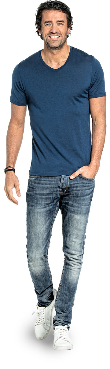 T-shirt met V hals voor mannen gemaakt van merinowol in het Helderblauw