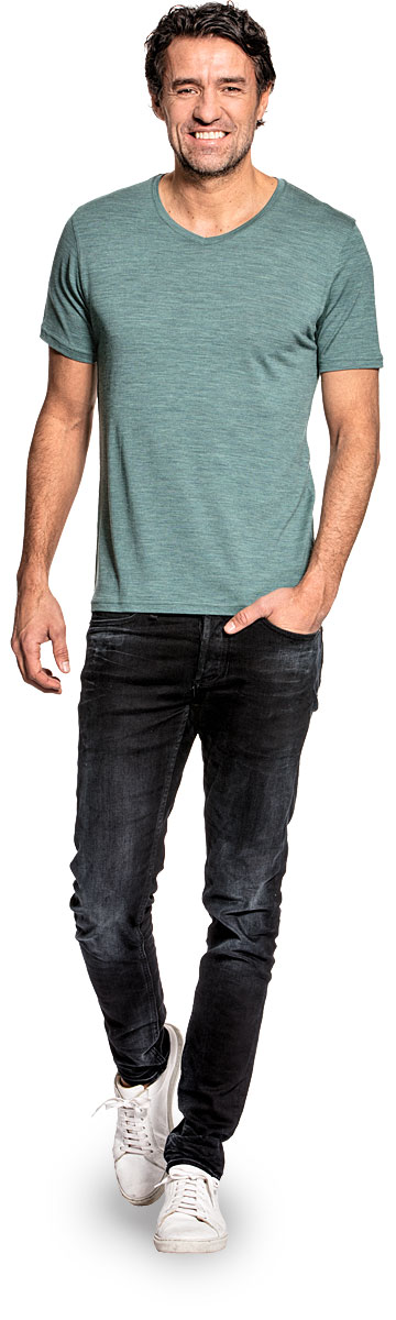 T-shirt met V hals voor mannen gemaakt van merinowol in het Lichtgroen