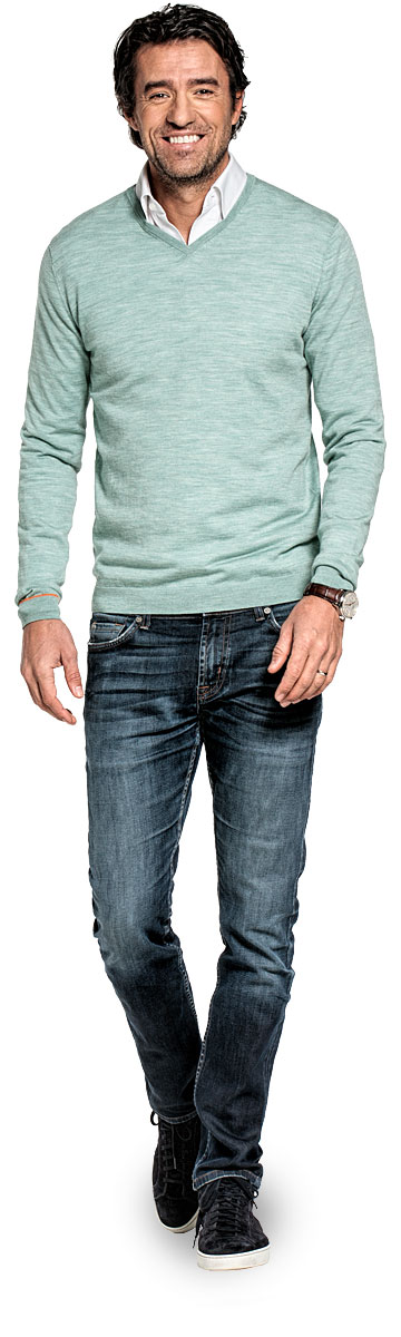 V-Neck sweater for men made of Merino wool in Light green