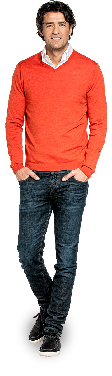 V hals trui voor mannen gemaakt van merinowol in het Oranje