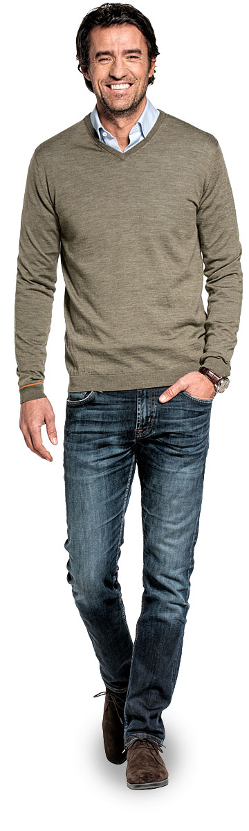 V-Neck sweater for men made of Merino wool in Green