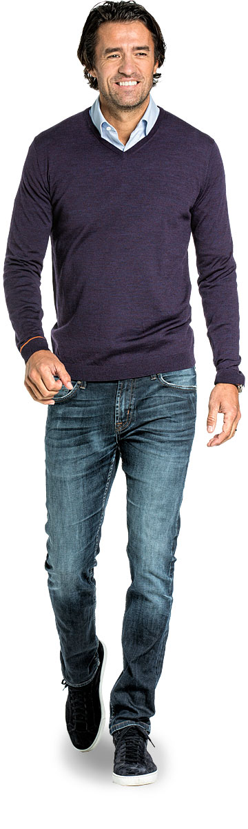 V-Neck sweater for men made of Merino wool in Purple