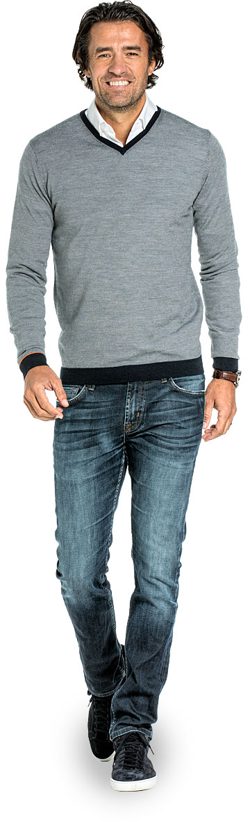 V-Neck sweater for men made of Merino wool in Dark blue