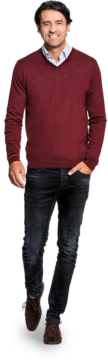 V-Neck sweater for men made of Merino wool in Red