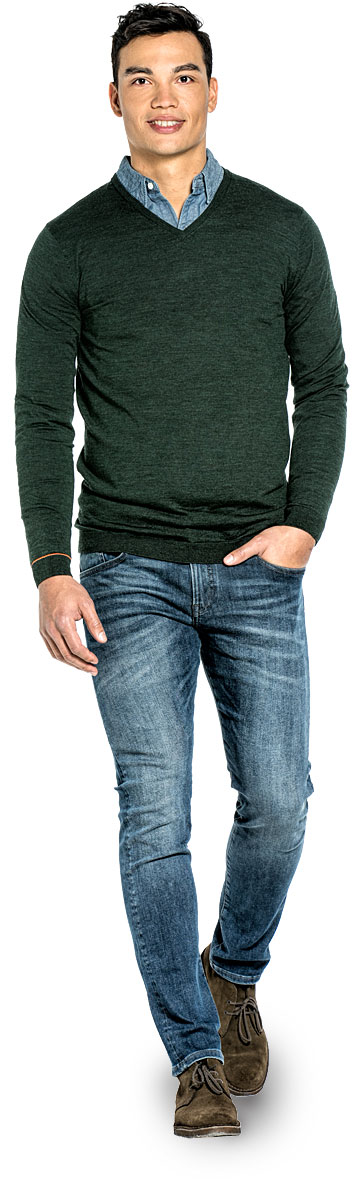 Extra langer Pullover mit V-Ausschnitt für Herren aus Merinowolle in Dunkelgrün
