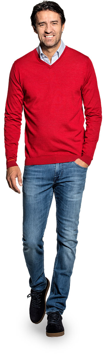 V hals trui voor mannen gemaakt van merinowol in het Rood