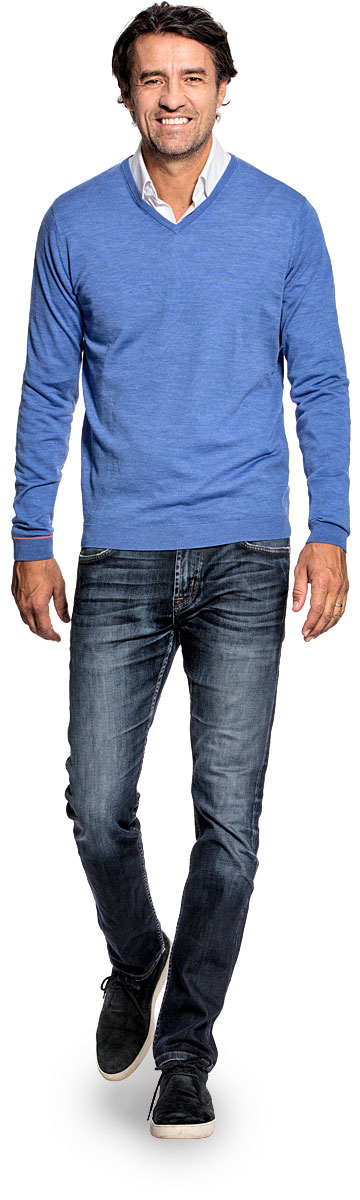 V-Neck sweater for men made of Merino wool in Bright blue