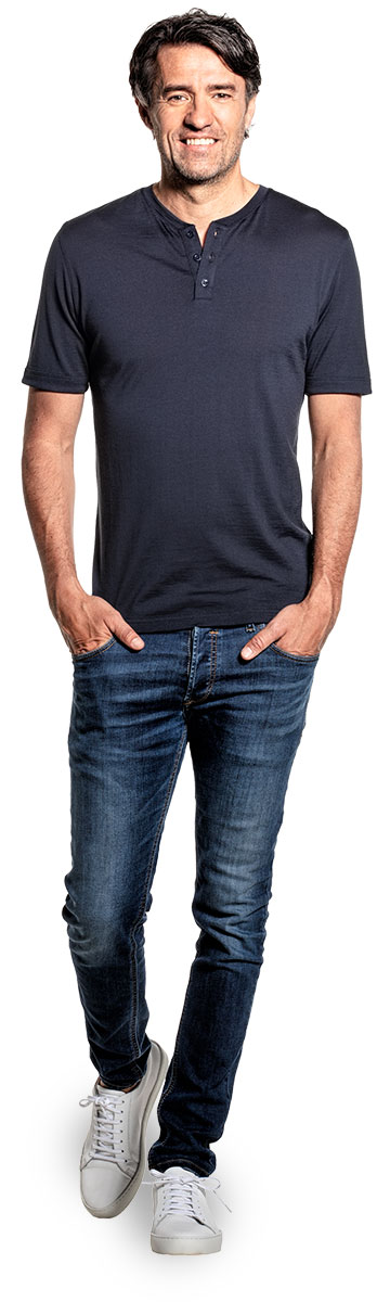Henley shirt voor mannen gemaakt van merinowol in het Donkerblauw
