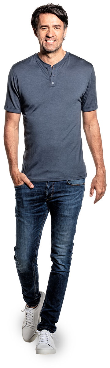 Shirt Henley Short Sleeve voor mannen gemaakt van merinowol in het Grijsblauw