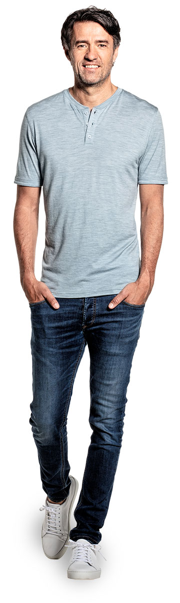 Henley shirt voor mannen gemaakt van merinowol in het Lichtblauw