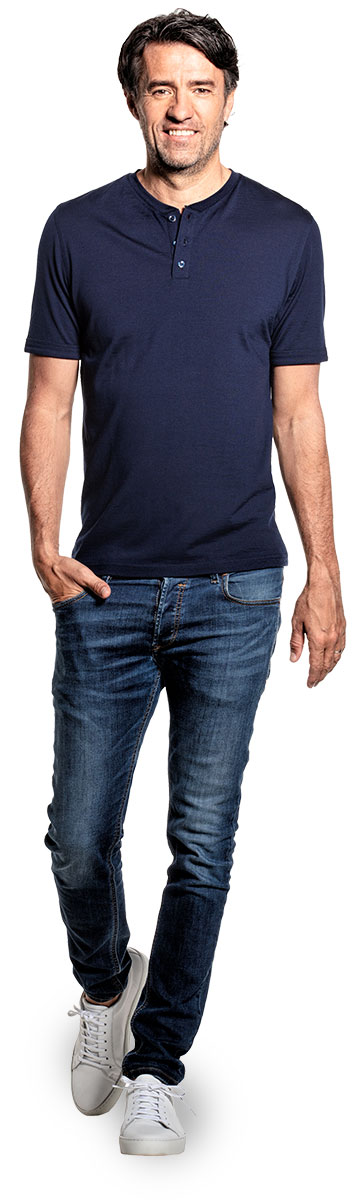 Shirt Henley Short Sleeve voor mannen gemaakt van merinowol in het Donkerblauw