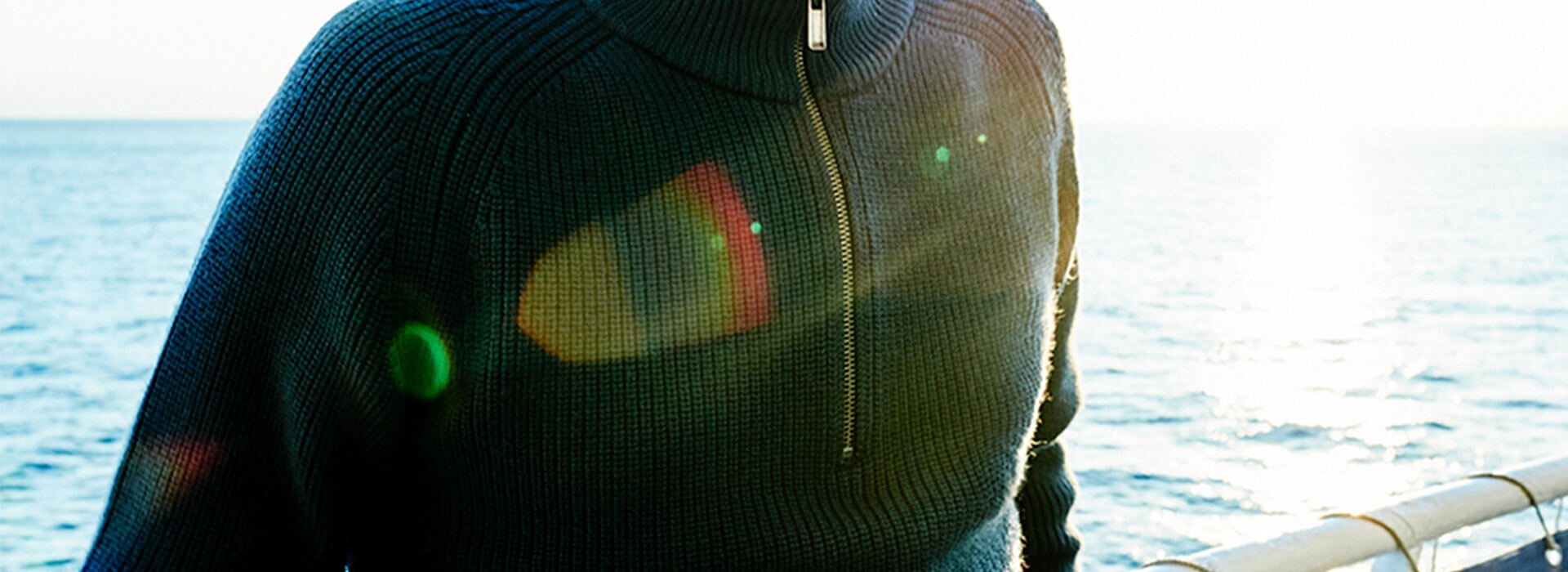 Detailfoto von dickem Strickpullover für Herren