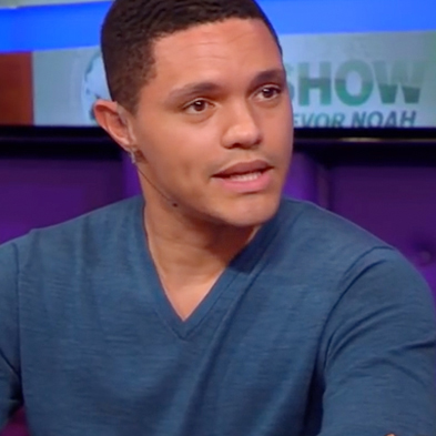 Trevor Noah in onze trui Joe V-neck Turkish Sky